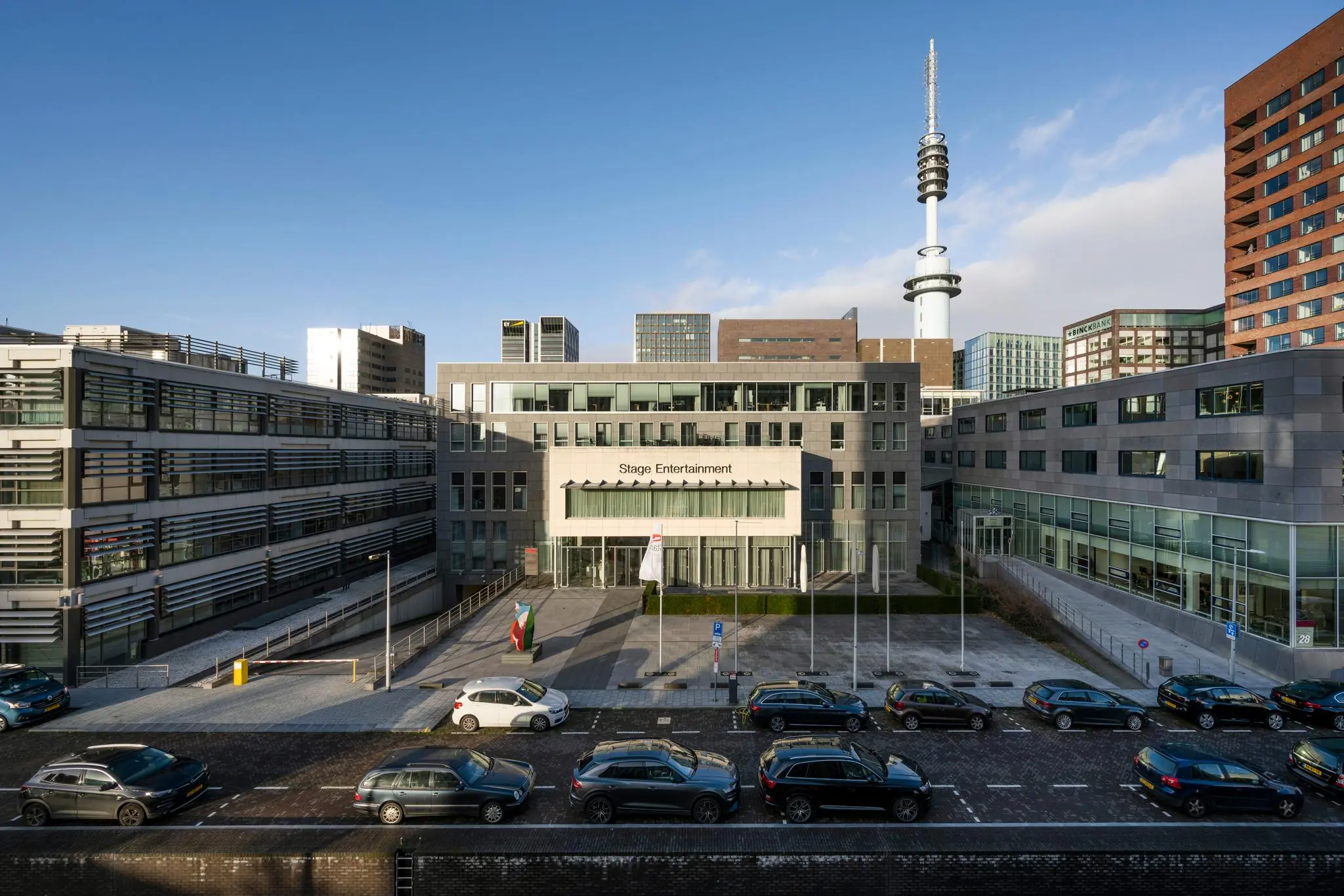 Kantoorgebouw van Stage Entertainment aan de De Boelelaan in Amsterdam met geparkeerde auto's op de voorgrond.
